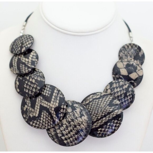 18 inch, Vintage Silver Tone Scaly Patterns Large Plastic Bib Necklace - G1 - Picture 2 of 3